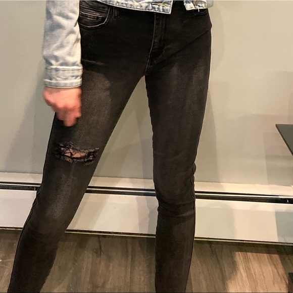 🎉2/25🎉 Black skinny jeans! - Picture 4 of 4